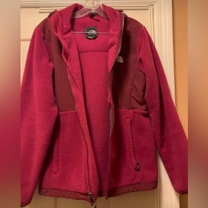 The North Face Jacket Good & Clean condition. Colour:Cranberry/Burgundy.